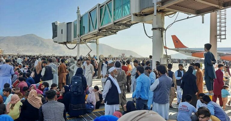 В аэропорту Кабула погибли семь человек