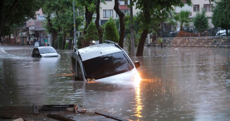Число погибших при наводнении в Турции увеличилось до 70