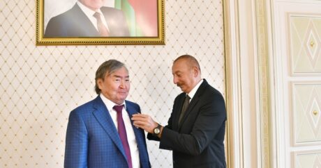 Ильхам Алиев вручил Олжасу Сулейменову орден «Шараф»