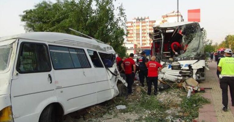 В Турции автобус упал в овраг, 33 человека пострадали