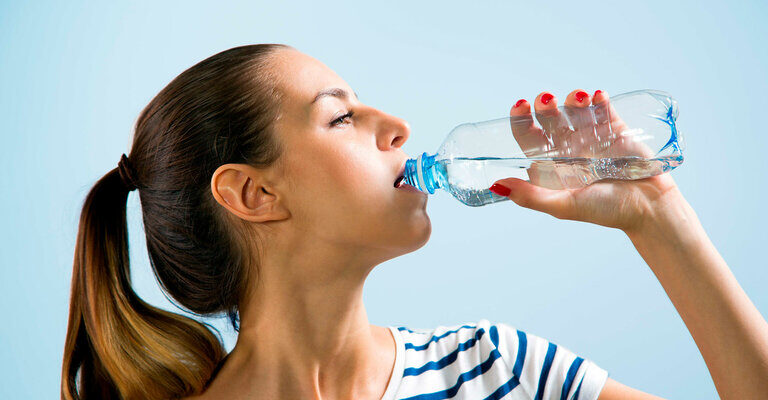 Диетолог развеяла главные заблуждения о питье воды