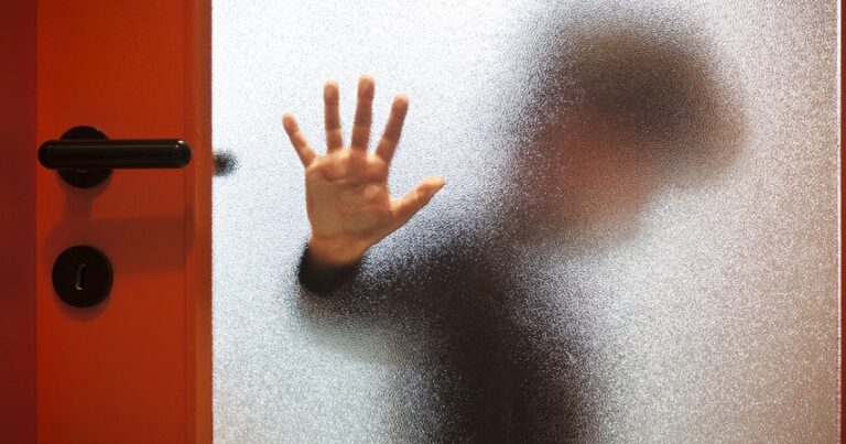 В Агстафе на мачеху завели уголовное дело за избиение детей