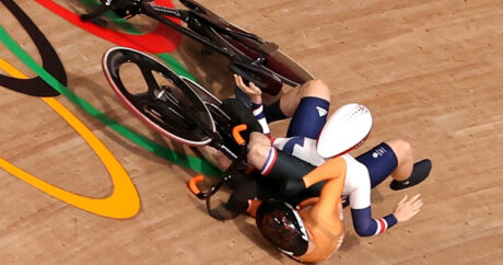Велогонщицу из Нидерландов унесли на носилках после столкновения на Олимпиаде-2020