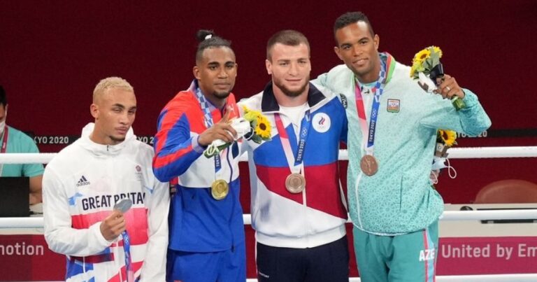 Азербайджанскому боксеру вручена бронзовая медаль Олимпиады в Токио