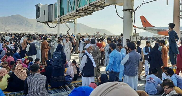 12 человек погибли в аэропорту Кабула из-за давки и стрельбы