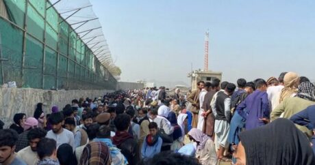 Около 1,5 тыс. человек собрались у аэропорта Кабула в надежде на эвакуацию в США
