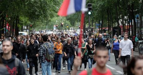 В Париже начались акции протеста из-за «санитарных пропусков»
