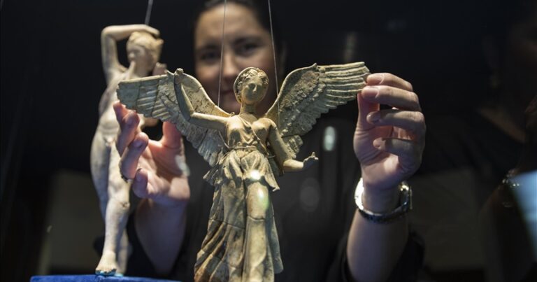 В Измире впервые выставлены статуэтки богов и фей античного периода