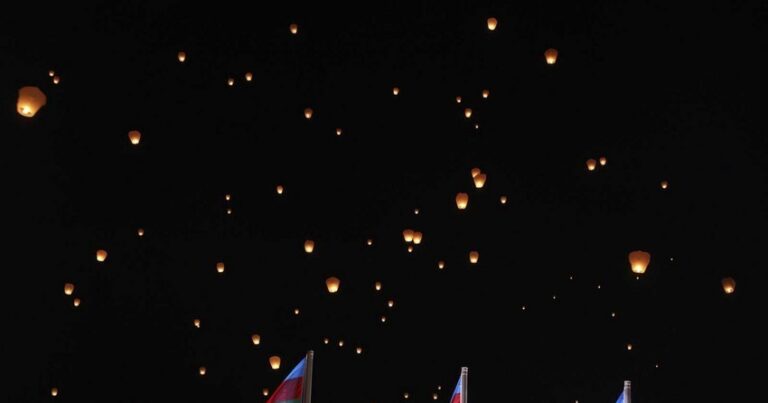 В честь Дня памяти в Баку запустили небесные фонарики