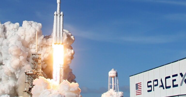 SpaceX запустила ракету с четырьмя космическими туристами