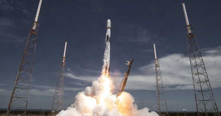 Компания SpaceX осуществила запуск ракеты-носителя со спутниками Starlink