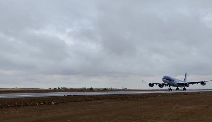 Самолет AZAL совершил первую посадку в международном аэропорту Карабаха