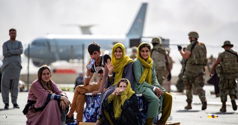 Около 200 эвакуированных афганцев вызвали подозрение властей США