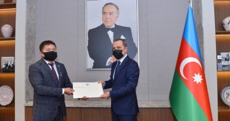 Джейхун Байрамов принял новоназначенного посла Кыргызстана в Азербайджане