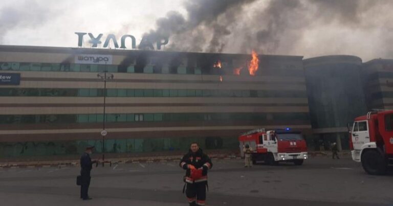 В Нур-Султане загорелся торговый центр