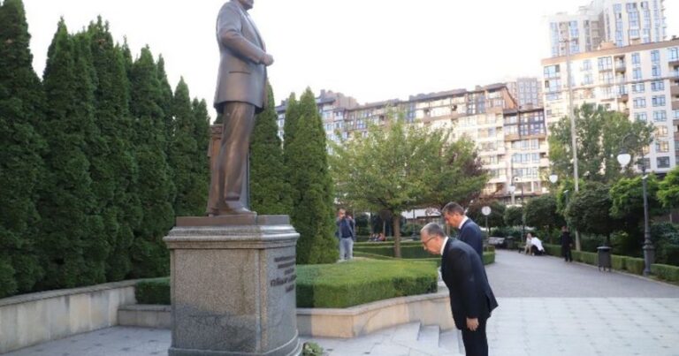 Мэр Баку находится с визитом в Киеве