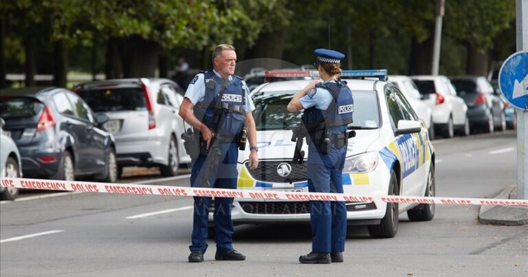 Полиция Новой Зеландии открыла огонь по вооруженным мужчинам