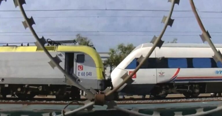 В Турции пассажирский поезд попал в аварию, есть пострадавшие