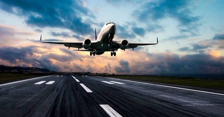 В аэропорту Кабула приземлился первый коммерческий рейс после вывода войск США
