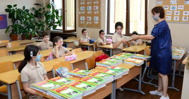В Азербайджане явка учащихся в школах стала обязательной