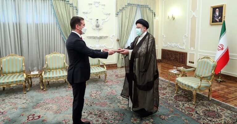 Посол Азербайджана вручил верительные грамоты президенту Ирана