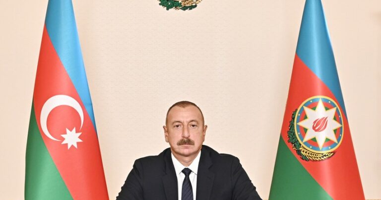 Президент Ильхам Алиев поздравил народ Азербайджана по случаю Дня восстановления независимости