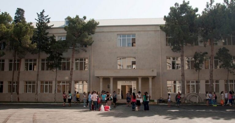 В Баку возобновила работу закрытая из-за коронавируса школа