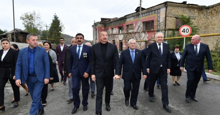 Президент Ильхам Алиев вместе с представителями общественности Ходжавендского района посетил село Туг