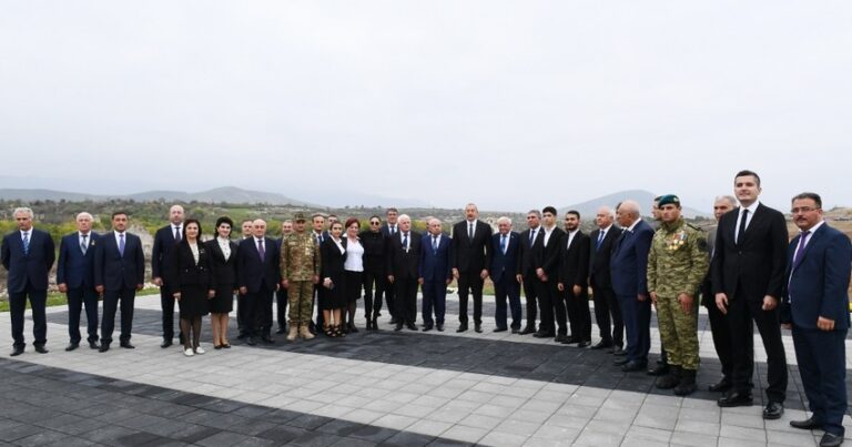 Президент встретился с представителями общественности Физулинского района