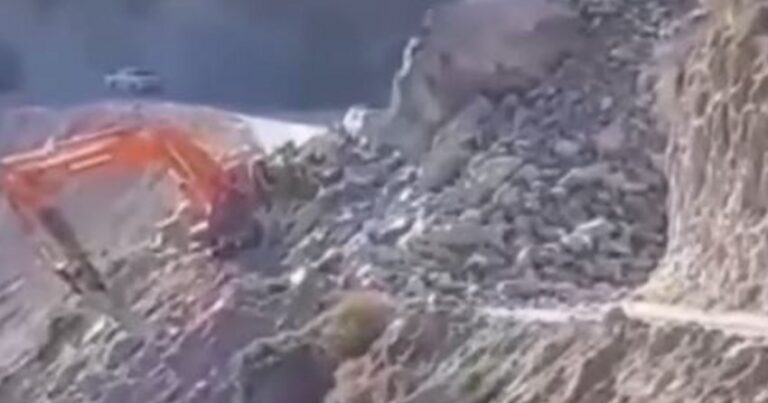 В Кяльбаджаре на экскаватор упали обломки скалы, водитель погиб
