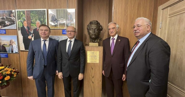 В Москве состоялось открытие аудитории и памятника Фармана Салманова