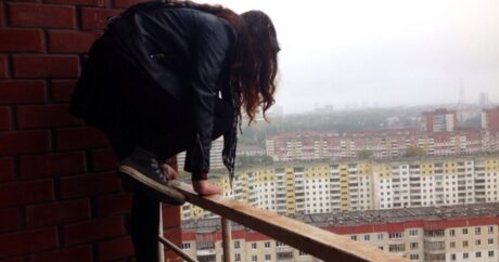 В Баку 14-летняя девушка бросилась с 9-го этажа