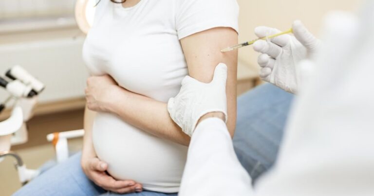 Минздрав Азербайджана призвал беременных вакцинироваться
