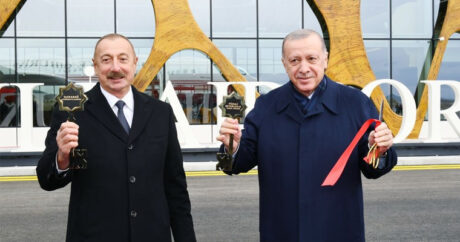 Лидерам Азербайджана и Турции вручили символические ключи к воздушным воротам Карабаха