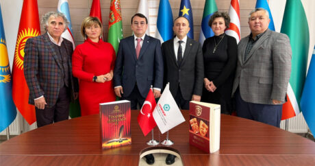 Казахские и турецкие артисты театра посетили штаб-квартиру ТЮРКСОЙ
