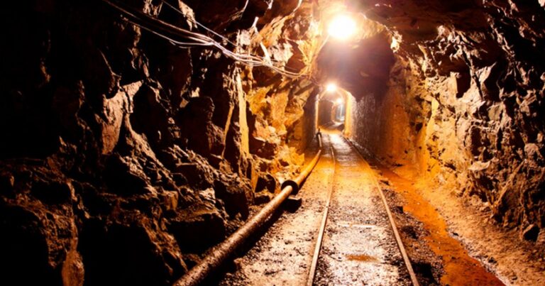 На шахте в Кузбассе найден живым один шахтер