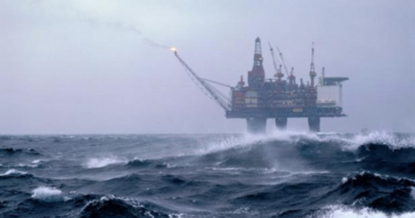 Высота волн в Каспийском море достигла 5,4 м