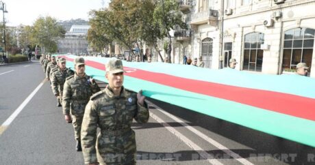 В Баку проходит шествие по случаю Дня Победы