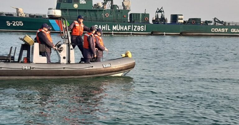 В Каспийском море спасены два рыбака