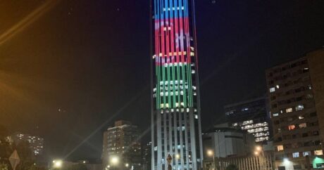Символ столицы Колумбии освещен цветами азербайджанского флага