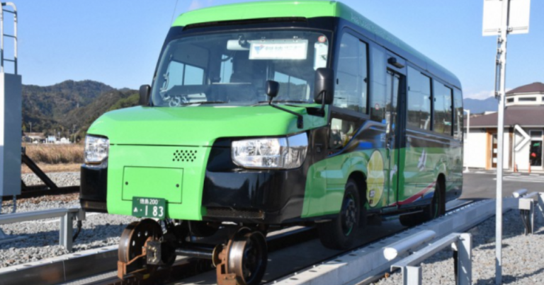 В Японии появился первый в мире автобус-поезд