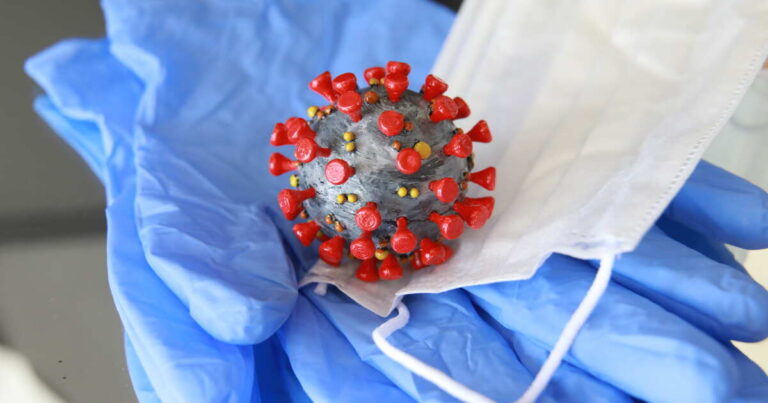 Ученые раскрыли, когда частицы коронавируса теряют заразность