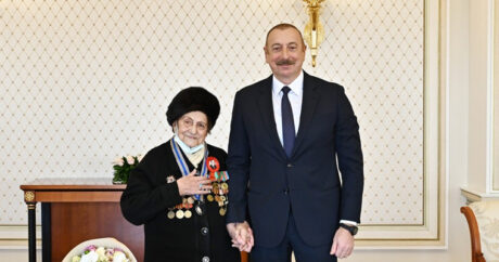 Президент Ильхам Алиев вручил Фатме Саттаровой орден «Истиглал»