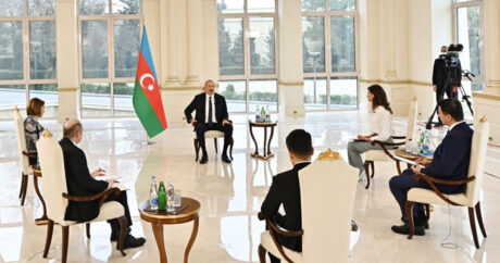 Президент Азербайджана Ильхам Алиев дал интервью местным телеканалам