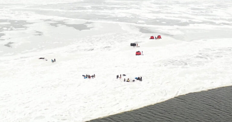 В США 27 человек спасли с плавучего ледяного обломка