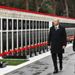 Президент Ильхам Алиев и первая леди Мехрибан Алиева посетили Аллею шехидов