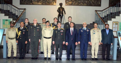 Министр обороны посетил Музей армии Пакистана