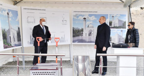 Президент Азербайджана заложил фундамент новой мечети в поселке Суговушан