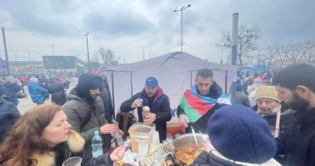 Госкомитет: Созданы мобильные пункты питания для прибывающих во Львов азербайджанцев