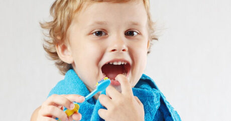 Важно ли чистить молочные зубы?